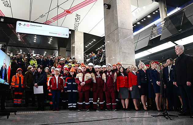 Moskva otevřela nejdelší okružní metro na světě. Putin se chce pochlubit Číně