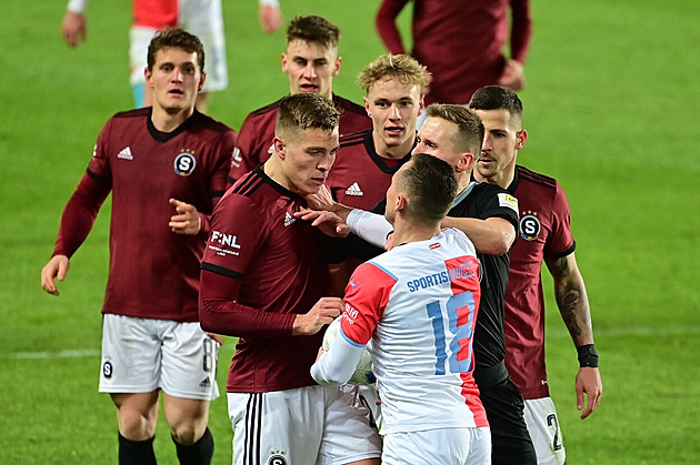 Bořil znovu za Slavii: porážka, strkanice, emoce. Na Letné střídal i kvůli žluté