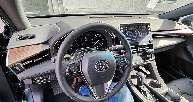 Testujeme dinosaura. Velikánská třísetkoňová toyota jezdí za šest na sto