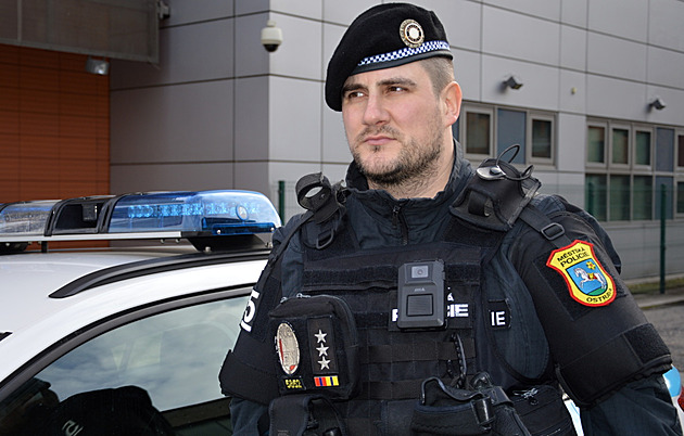 Strážník ostravské městské policie s novou online kamerou na uniformě.