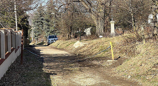 Řetěz přes cestu zavinil smrt motorkáře. Policie zjišťuje, kdo ho tam natáhl