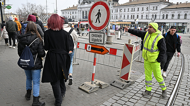 Začátek přestavby u nádraží v Brně vyvolal chaos, auta jezdila přes koleje