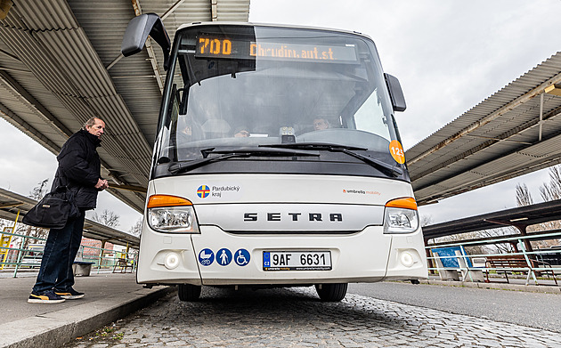 Nákup jízdenek v autobusech za hotové zdržuje, Pardubický kraj slibuje změny