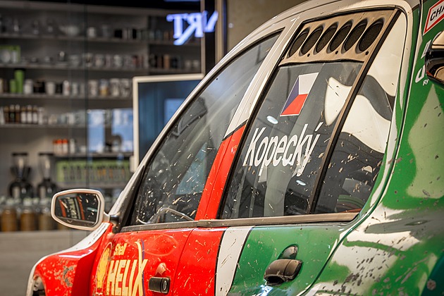 Autofotka týdne: Půlka rallyové škodovky dorazila do Prahy