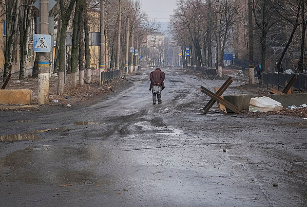 Válka na Ukrajině je podvod a mrtvé hrají herci, lžou konspirátoři na sítích