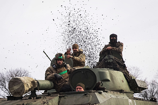 Ukrajina ztrácí zkušené vojáky. Rusku chybí munice, Kadyrovovi přízeň Kremlu