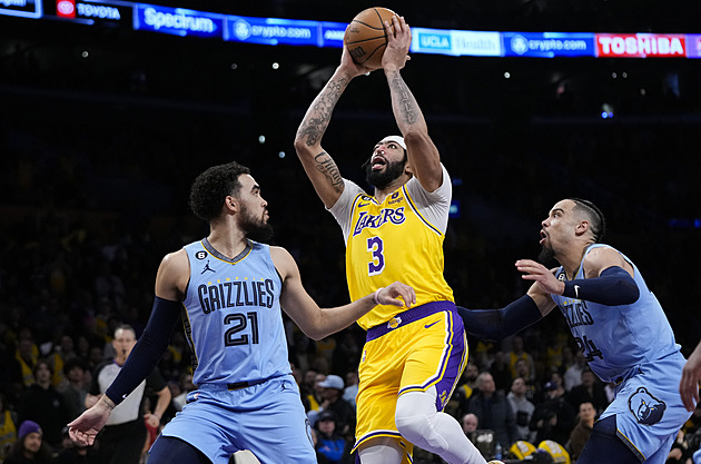 Lakers ovládli slavnostní utkání, Curryho 40 bodů na výhru nestačilo