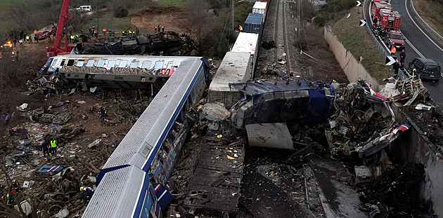 V centrálním Řecku se čelně srazily dva vlaky, zahynulo přes třicet lidí