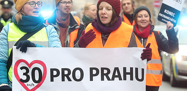Hrstka aktivistů blokovala pražskou magistrálu. Požadují plošně 30 km/h