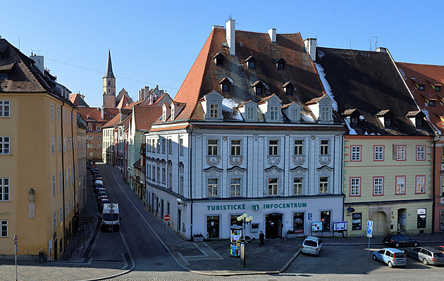 Cheb chytá opravy historických budov, dostane se i na Špalíček a dům Limbeck