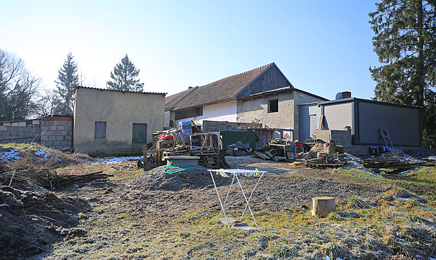 U starého stavení žije v nuzných podmínkách 130 psů, případ šetří veterina