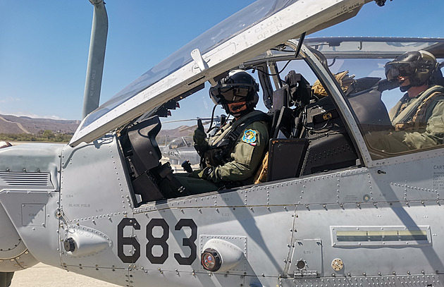 Za kompenzace od USA armáda modernizuje darované vrtulníky, piloti se už cvičí