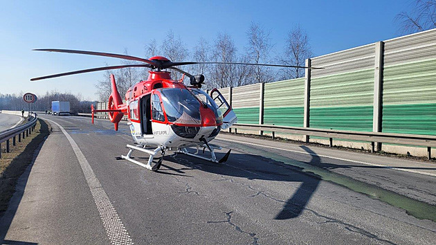 Po nárazu kamionu do auta na krajnici zemřel muž, policie hledá svědky nehody