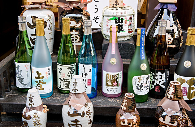 Místo saké raději pivo nebo whisky. Japonci ztrácejí zájem o národní nápoj