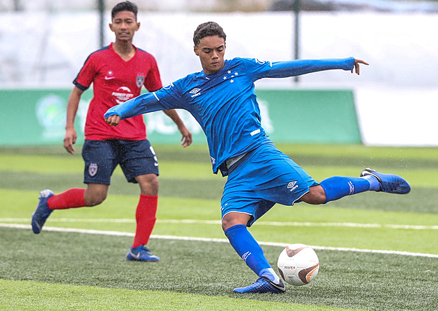 Joao Mendes, to je přece Ronaldinho junior. Taky má smlouvu s Barcelonou