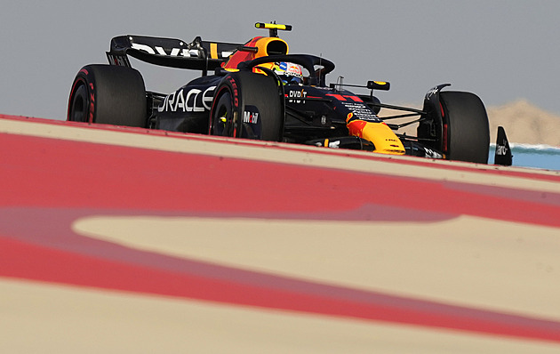 První trénink na GP Bahrajnu vyhrál Pérez před Alonsem a Verstappenem