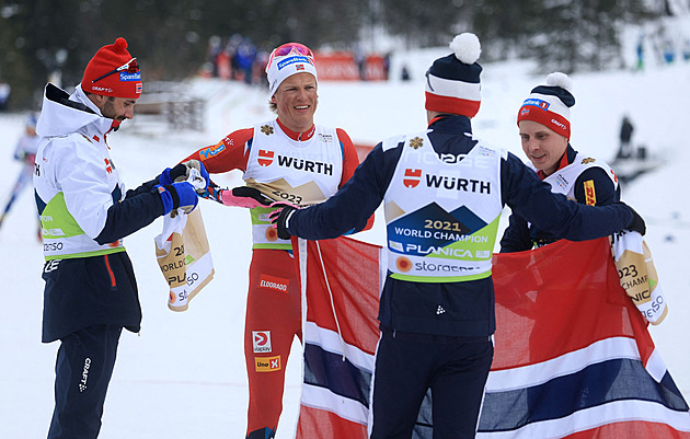 Norští lyžaři ovládli na MS štafetu podvanácté v řadě, Čechy předjeli o kolo