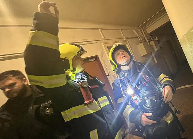 Na Žižkově hořel byt ve 4. patře, jeden člověk se nadýchal kouře