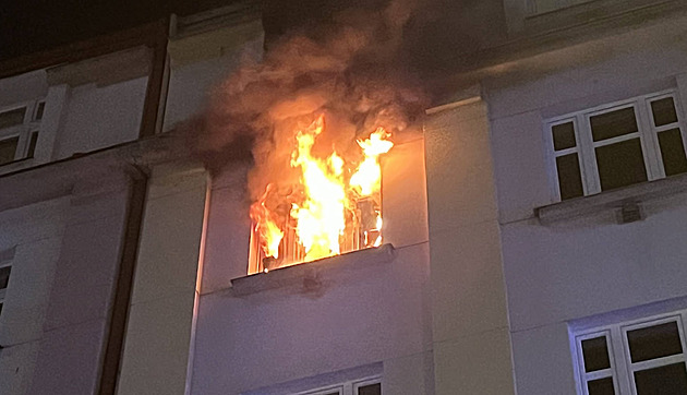 Na Žižkově hořel byt ve 4. patře, jeden člověk se nadýchal kouře