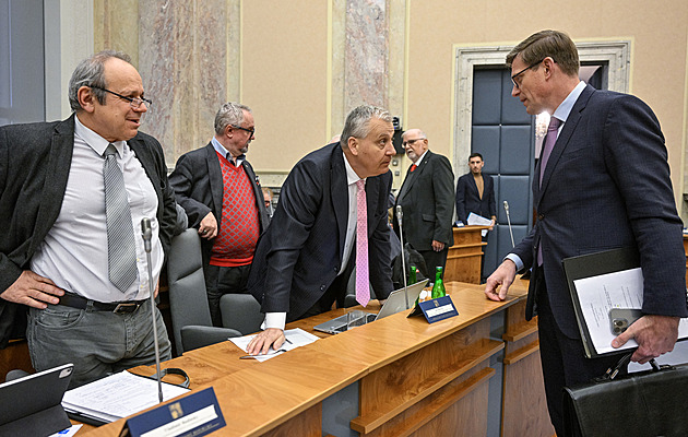 Odboráři se poprvé od stávky sejdou s vládou. Budou řešit i zdravotnictví
