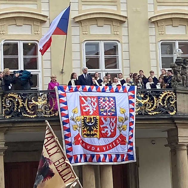 Ztracená standarta se vrátila na Hrad, prezident Pavel ji rozbalil na balkóně