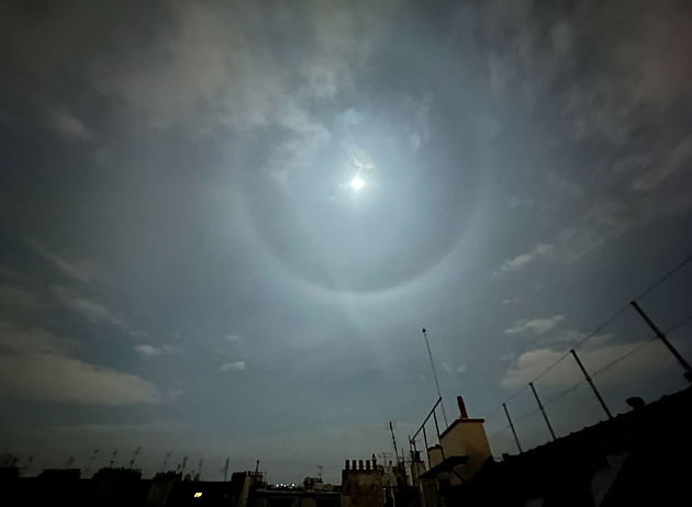 VIDEO: Měsíc s halovým jevem prosvítal noční oblohou. Byl vidět i v Praze