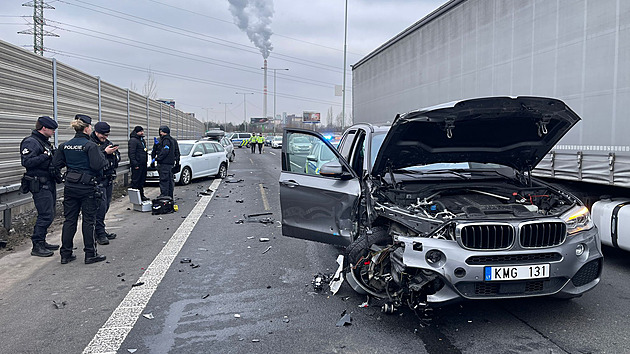 Řidič v hledaném autě prorazil zátaras a ohrozil policisty. Odpověděli střelbou