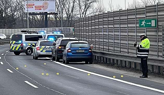 Řidič v hledaném autě prorazil zátaras a ohrozil policisty. Odpověděli střelbou