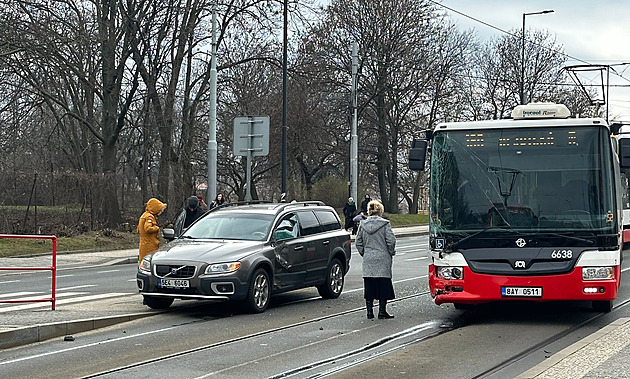 Ve Střešovicích bouralo osobní auto s linkovým autobusem