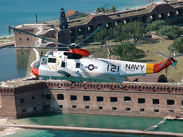 Vrtulnk Sikorsky CH-3E peltv nad Fort Jefferson