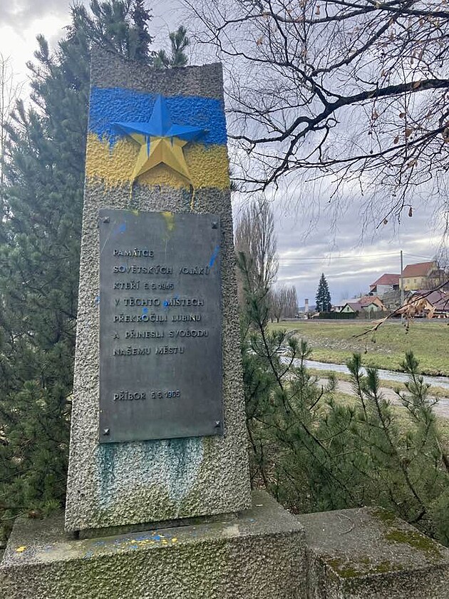 Pomník rudoarmjc v Píboe nkdo pomaloval barvami ukrajinské vlajky.