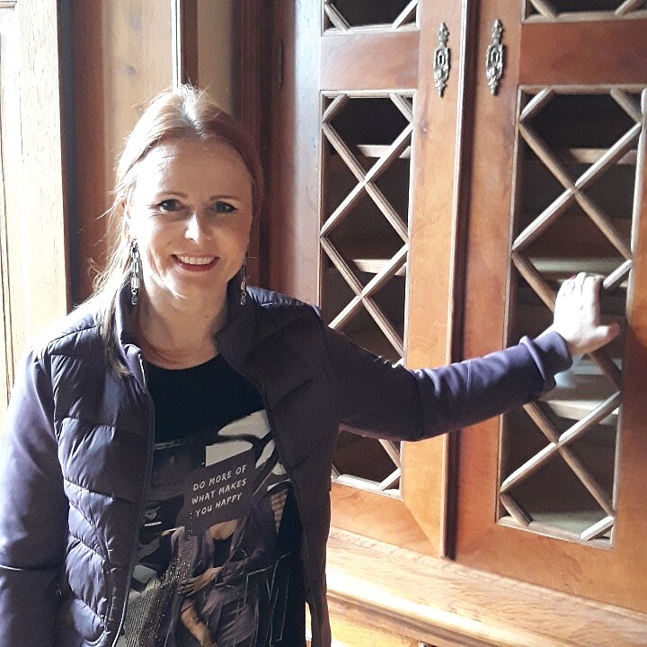 Miroslava Posko�ilová, �editelka d��ínského zámku, u prázdné knihovny, kde...