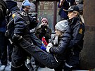 Norská policie zasáhla proti demonstrant�m, kte�í v Oslu blokují vstup do...