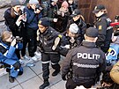 Norská policie zasáhla proti demonstrantm, kteí v Oslu blokují vstup do...