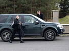 Oetovatelky prezidenta Miloe Zemana vystupují z auta v Lánech. (7. bezna...
