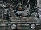 Ukrajinský voják se dívá z obrnného transportéru poblí Bachmutu, místa...