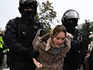 Policisté zadrují enu v Moskv na protestu proti ástené mobilizaci. (24....