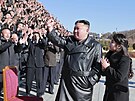 Vdce Severní Koreje Kim ong-un a jeho dcera se zdraví s pracovníky, kteí se...