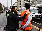 Aktivisté z hnutí Poslední generace p�ijeli v Berlín� s hasi�ským autem p�ed...