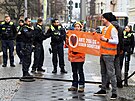 Aktivisté z hnutí Poslední generace p�ijeli v Berlín� s hasi�ským autem p�ed...