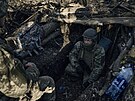 Ukrajintí vojáci steí své pozice v zákopu poblí Bachmutu. (5. bezna 2023)