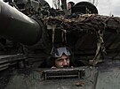 Ukrajintí vojáci v tanku poblí Bachmutu (5. bezna 2023)