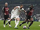 Útoník Tottenhamu Harry Kane v obleení protihrá z AC Milán.