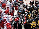 Rozhodí uklidují hromadnou melu mezi hokejisty Tince (v bílém) a Litvínova...