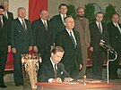 Václav Havel podepisuje prezidentský slib a stává se prvním prezidentem eské...
