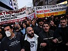 Protestující se seli ped editelstvím eckých drah v Athénách. Do stávky...