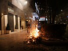 V Athénách protestující zapalovali ohn. Do stávky vstupují elezniái, jim...