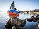 Na sochu Malé moské víly v Kodani namalovali ruskou vlajku. (2. bezna 2023)