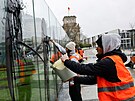 Klimati�tí aktivisté ze skupiny Letzte Generation (Poslední generace) pomazali...
