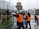 Klimati�tí aktivisté ze skupiny Letzte Generation (Poslední generace) pomazali...
